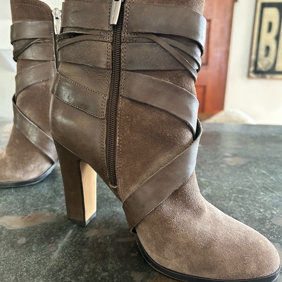 Fabulous Vince Camuto suede and leather bootie, Size 7.5 - Picture 3 of 5